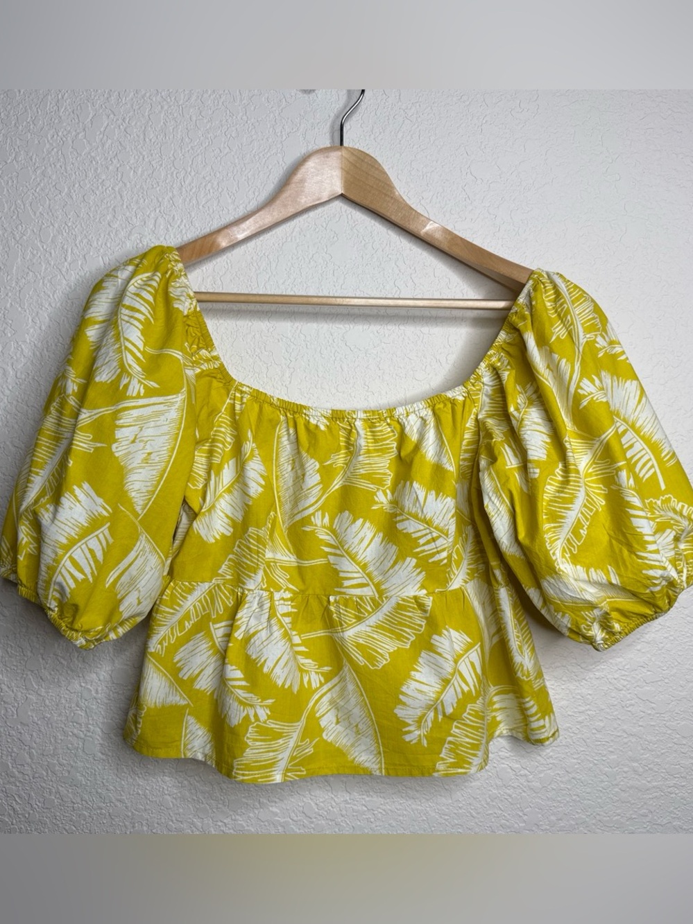 Sim & Sam Yellow Tropical Leaf Print Puff Sleeve Smocked Crop Top Size Large